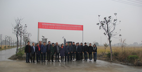 乐鱼副总经理朱旭华(左二)为考察团一行详细介绍了水稻病虫害绿色防控设备 乐鱼副总经理朱旭华(左二)为考察团一行详细介绍了水稻病虫害绿色防控设备