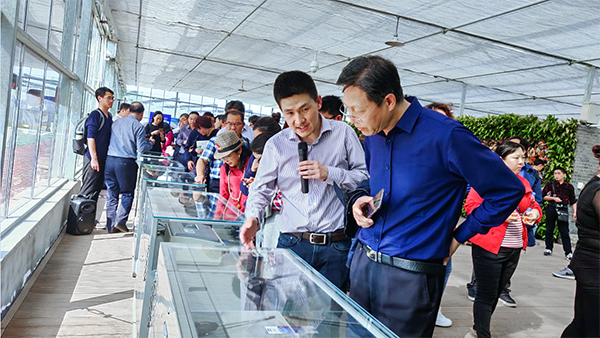 乐鱼副总经理陈曦向培训班介绍托普智能终端 乐鱼副总经理陈曦向培训班介绍托普智能终端