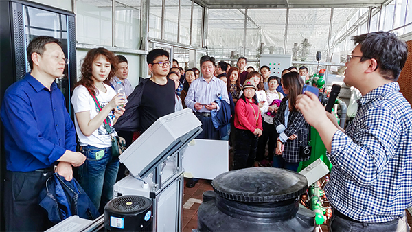 乐鱼技术专家为培训班介绍水肥一体化系统 乐鱼技术专家为培训班介绍水肥一体化系统