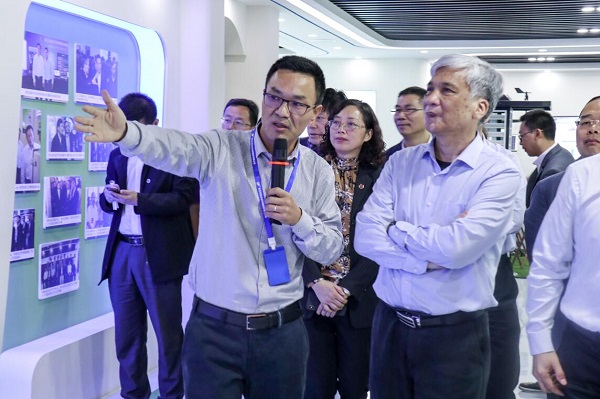 全国人大常委会副委员长丁仲礼莅临乐鱼考察调研