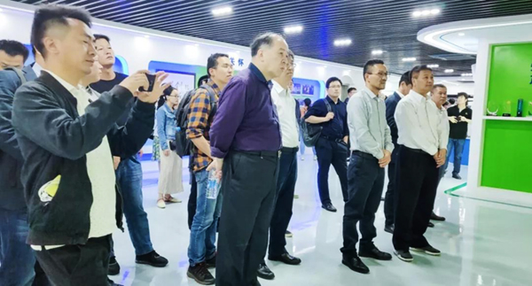 全国农技中心党委书记魏启文一行参观乐鱼展厅 全国农技中心党委书记魏启文一行参观乐鱼展厅