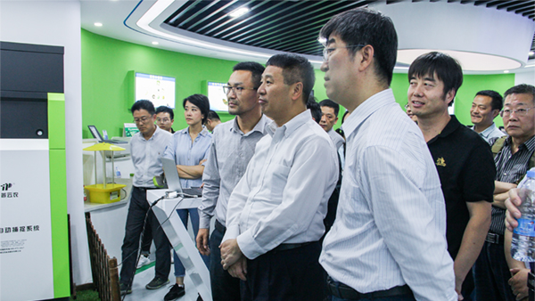 全国农技中心党委书记魏启文一行参观乐鱼展厅 全国农技中心党委书记魏启文一行参观乐鱼展厅