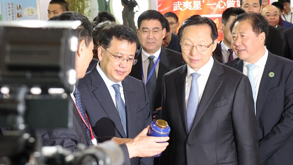 农业农村部部长韩长赋(右)、浙江省省长袁家军(左)巡馆现场 农业农村部部长韩长赋(右)、浙江省省长袁家军(左)巡馆现场