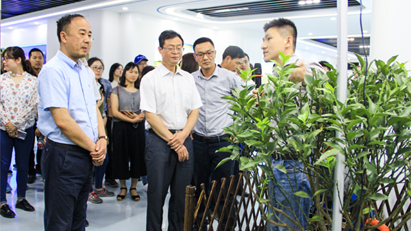 谢主任一行参观乐鱼展厅 谢主任一行参观乐鱼展厅