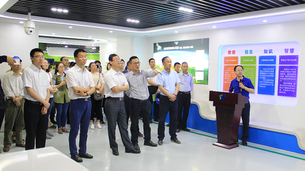 谢主任一行参观乐鱼展厅 谢主任一行参观乐鱼展厅