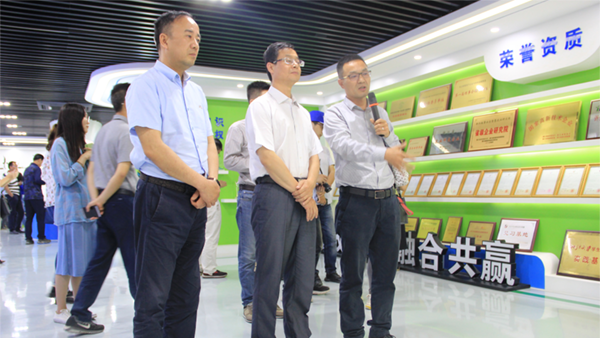 谢主任一行参观乐鱼展厅 谢主任一行参观乐鱼展厅