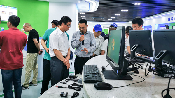 谢主任一行参观乐鱼展厅 谢主任一行参观乐鱼展厅