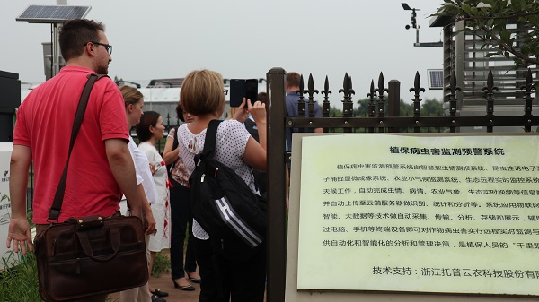 研修班一行来到由乐鱼与萧山农科所联合搭建的现代农业产业园进行考察 研修班一行来到由乐鱼与萧山农科所联合搭建的现代农业产业园进行考察