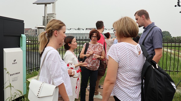 研修班一行来到由乐鱼与萧山农科所联合搭建的现代农业产业园进行考察 研修班一行来到由乐鱼与萧山农科所联合搭建的现代农业产业园进行考察