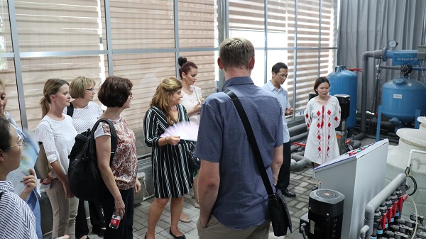 研修班一行来到由乐鱼与萧山农科所联合搭建的现代农业产业园进行考察 研修班一行来到由乐鱼与萧山农科所联合搭建的现代农业产业园进行考察