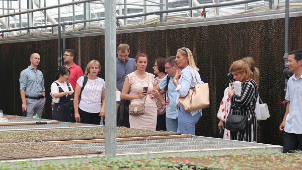 研修班一行来到由乐鱼与萧山农科所联合搭建的现代农业产业园进行考察 研修班一行来到由乐鱼与萧山农科所联合搭建的现代农业产业园进行考察