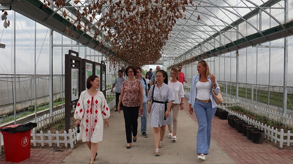 研修班一行来到由乐鱼与萧山农科所联合搭建的现代农业产业园进行考察 研修班一行来到由乐鱼与萧山农科所联合搭建的现代农业产业园进行考察