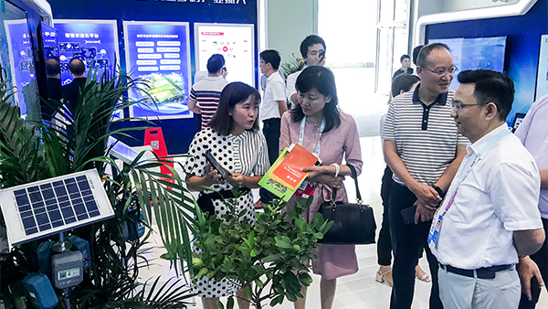 重庆市农委信息中心主任贺德华(右一)、副主任柯南(右二) 重庆市农委信息中心主任贺德华(右一)、副主任柯南(右二)