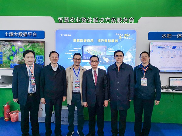 领导一行莅临乐鱼展位 领导一行莅临乐鱼展位