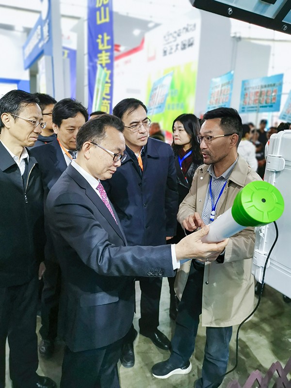 乐鱼董事长陈渝阳向刘天金主任介绍智能土壤墒情监测设备 乐鱼董事长陈渝阳向刘天金主任介绍智能土壤墒情监测设备