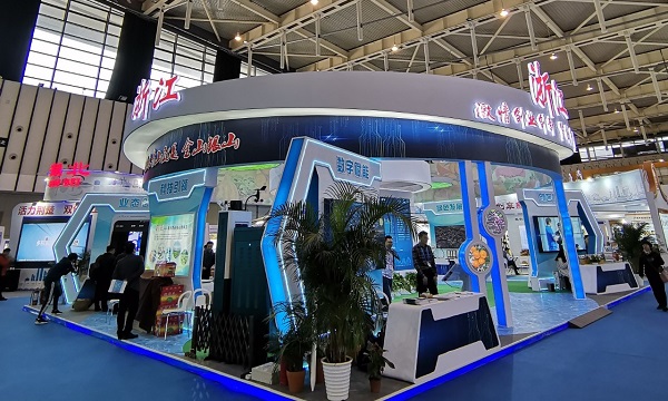 乐鱼向现场的新农民与企业代表们展示了最新的相关技术产品与服务平台成果 乐鱼向现场的新农民与企业代表们展示了最新的相关技术产品与服务平台成果