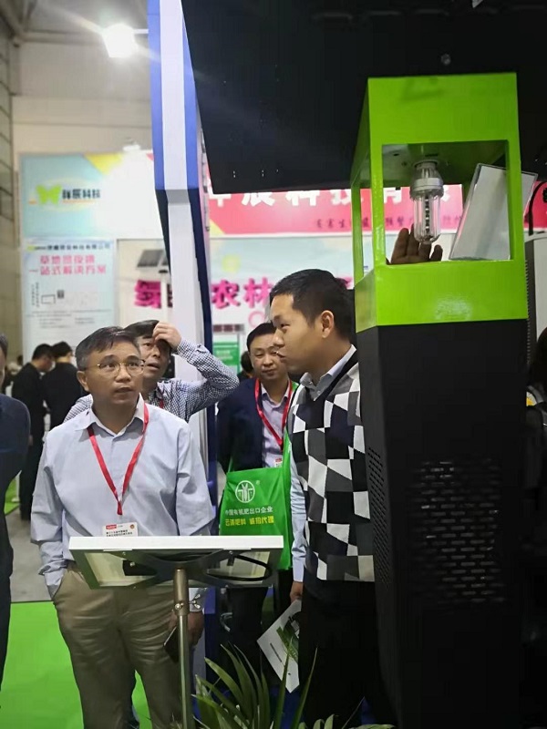 乐鱼技术人员向湖北省植保站站长郭子平介绍风吸式杀虫灯