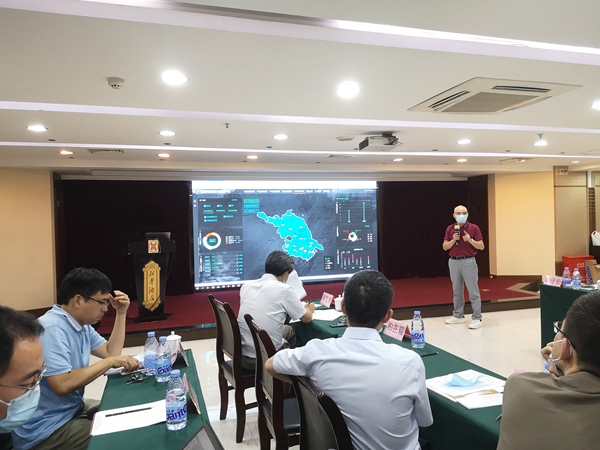 乐鱼团队为代表们介绍全国耕地质量大数据平台及其建设情况