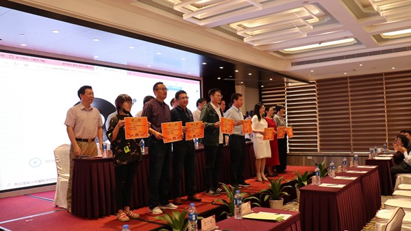 表彰先进集体和先进个人 表彰先进集体和先进个人