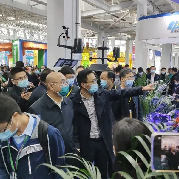 农业农村部种植业管理司潘文博司长、全国农技中心魏启文主任、中国农业技术推广协会陈生斗会长一行莅临乐鱼展位