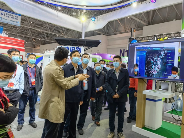 乐鱼董事长陈渝阳向全国农技中心王福祥副主任、重庆市农工委袁德胜委员、全国农业技术推广中心农药药械处郭永旺处长、病虫防治处朱景全副处长一行介绍乐鱼技术成果 