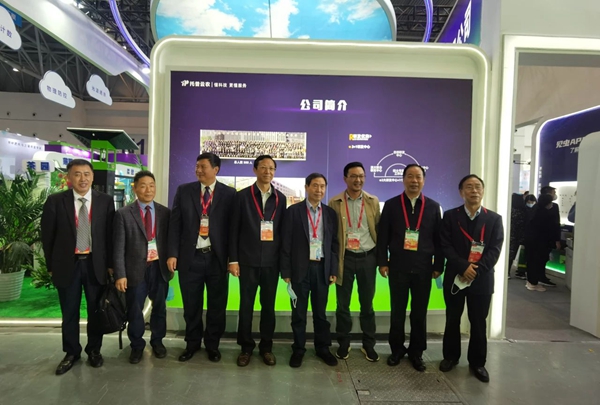 中国工程院康振生院士、全国农技中心王福祥副主任、农技推广协会陈生斗会长、重庆市农工委袁德胜委员、全国农技中心王凤乐首席专家等领导一行在乐鱼展位合影