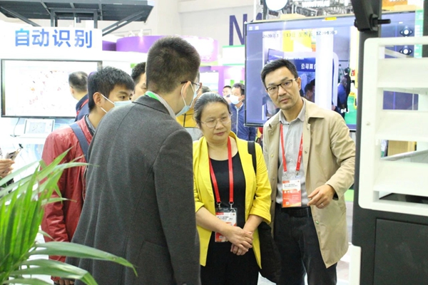 江西植保植检局钟玲局长（中）在乐鱼展位了解新型测报装备