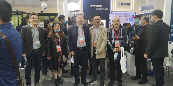 西藏农业技术推广服务中心陈俐站长（左二）、山西植保植检总站杨军站长（左三）和张武云副站长（右一）一行莅临乐鱼展位