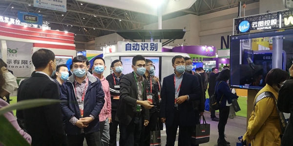 辽宁省绿色农业技术中心宋国柱主任、孟威副主任、张万民科长莅临乐鱼展位