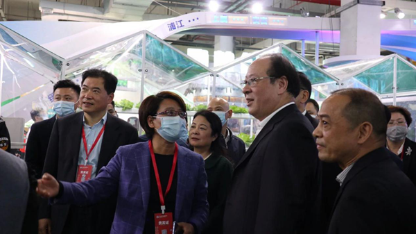 浦江县虞红梅副县长向浙江省彭佳学副省长、农业农村厅唐冬寿副厅长等领导一行介绍“超级农场” 浦江县虞红梅副县长向浙江省彭佳学副省长、农业农村厅唐冬寿副厅长等领导一行介绍“超级农场”