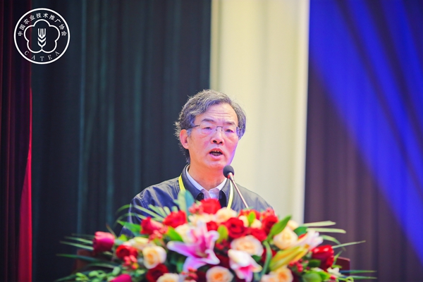 全国农技中心王戈副主任宣读特聘专家名单 全国农技中心王戈副主任宣读特聘专家名单