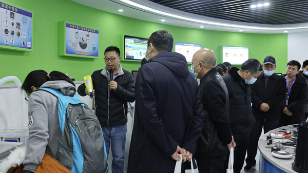 工作人员介绍综合产品 工作人员介绍综合产品