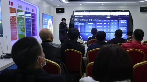 学员们听取耕保数据平台介绍 学员们听取耕保数据平台介绍