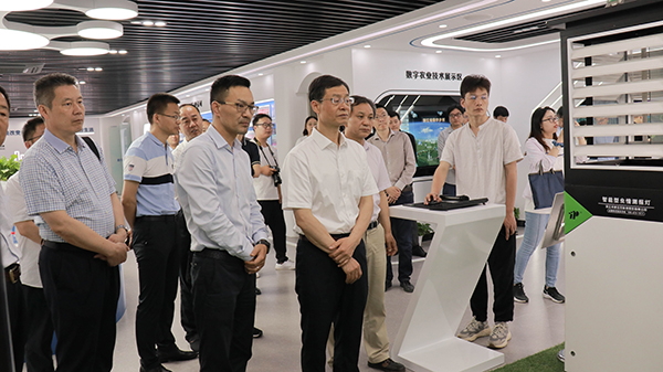 谢建华主任一行还参观了乐鱼智慧展厅
