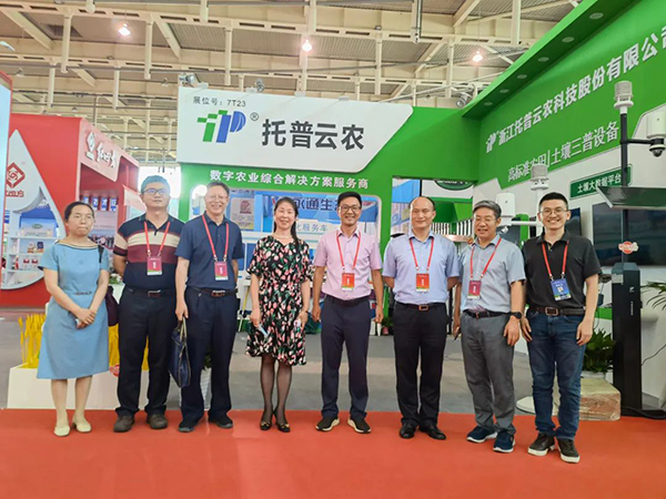 领导一行莅临乐鱼展位