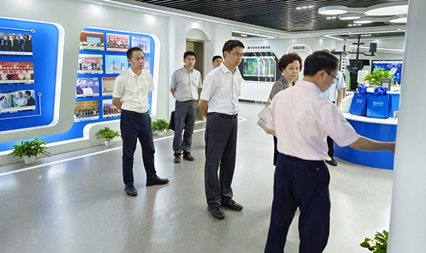 吴卿副厅长、陈清莉主委一行参观乐鱼数字三农展厅