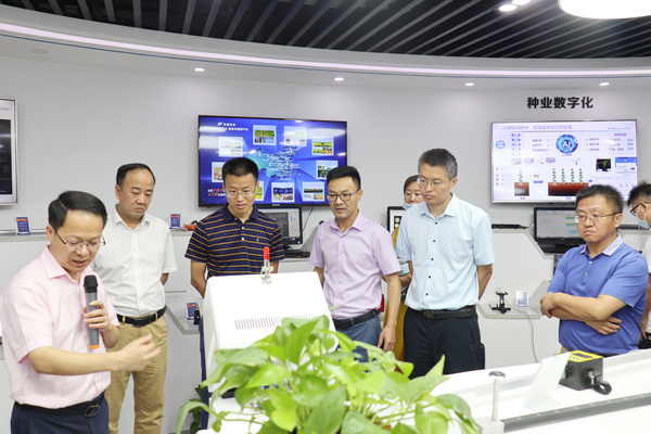 与会专家领导参观乐鱼数字三农展厅