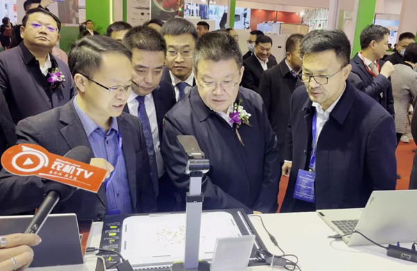 浙江省农业农村厅党组书记、厅长王通林莅临乐鱼展位