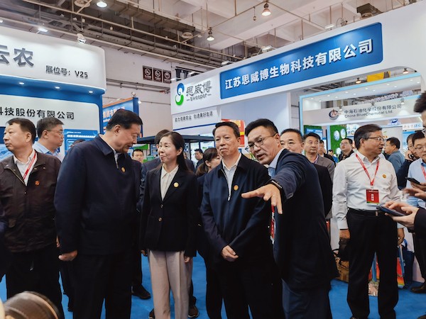 1697791569607058.jpg 1-农业农村部总畜牧师、农村合作经济指导司司长张天佐,全国农业技术推广服务中心党委书记张晔一行莅临乐鱼的副本.jpg