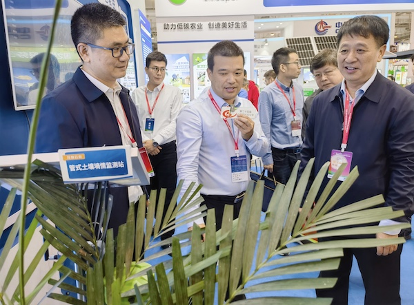 1697791605939661.jpg 2-全国农业技术推广服务中心主任魏启文,中国农业科学院蔬菜花卉研究所所长张友军,全国农业技术推广服务中心节水处处长吴勇一行的副本.jpg