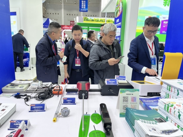 1729933149499305.jpg 农化服务车_副本.jpg